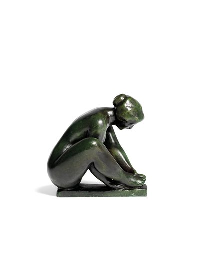 Niña agachada sosteniendo un pie de Aristide Maillol