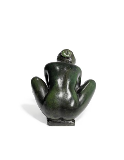Niña agachada sosteniendo un pie de Aristide Maillol