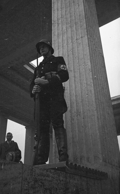 Un soldado custodiando el Memorial para soldados caídos en batalla, Mónaco de Armando Bruni