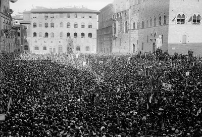 Multitud reunida en la Piazza Signoria con motivo de la visita de Hitler y Mussolini a Florencia, 05/1938 (foto en blanco y negro) de Armando Bruni