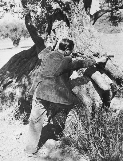 Salvatore Giuliano apuntando con una pistola, 1937 de Armando Bruni