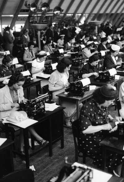 Mecanógrafas trabajando, Italia, 1938 de Armando Bruni