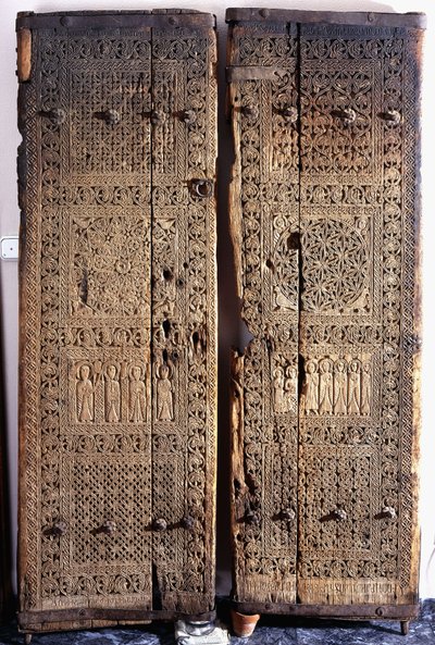 Un par de puertas armenias talladas en nogal, que representan a Cristo con seis apóstoles y santos, 1312 de Armenian School
