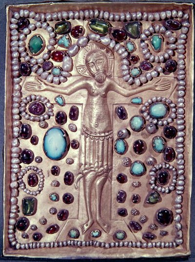 Cubierta de relicario de una Biblia que representa a Cristo en la Cruz de Armenian School