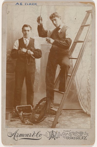 Retrato de instaladores de luz eléctrica,c. 1904 (foto) de Armour & Co