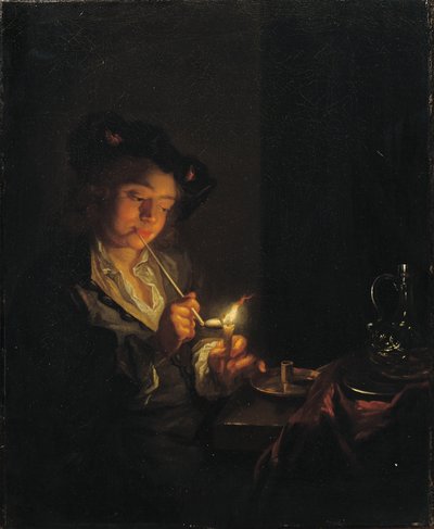 Interior iluminado por velas con un joven sentado a una mesa, encendiendo su pipa de Arnold Boonen