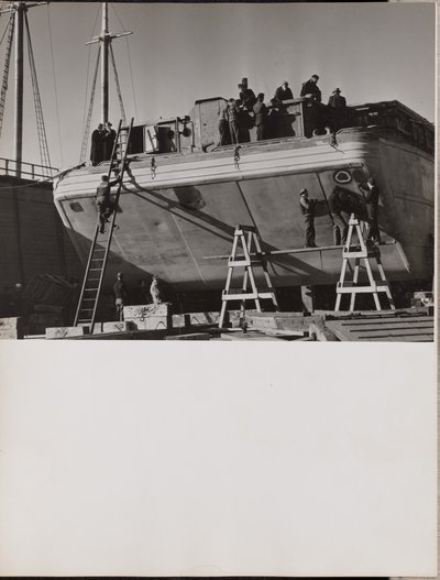 [Un grupo de hombres trabajan en un barco atracado] de Arnold Eagle
