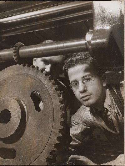 [Primer plano de un hombre trabajando con un gran engranaje] de Arnold Eagle