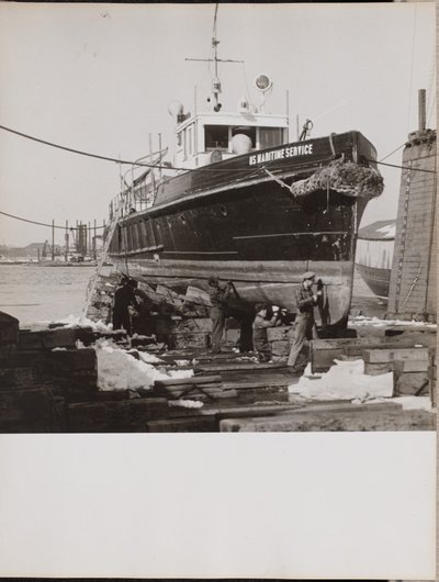 [Cuatro hombres reparan la mitad inferior de un barco atracado] de Arnold Eagle