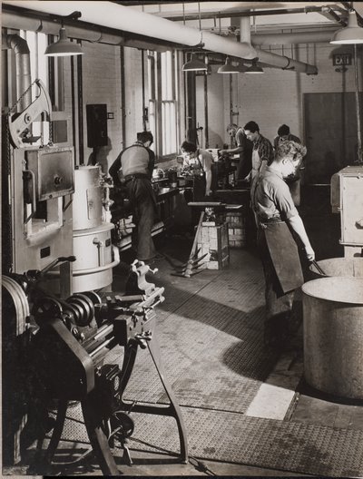 [Seis hombres trabajan en un taller de soldadura] de Arnold Eagle