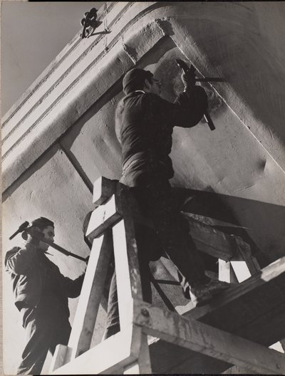 [Dos hombres trabajan en la parte inferior de un barco] de Arnold Eagle