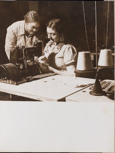 [Dos mujeres utilizan una máquina de coser] de Arnold Eagle