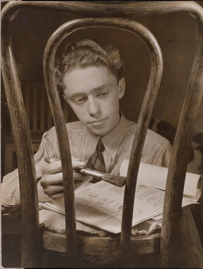 [Joven pinta el respaldo de una silla de madera] de Arnold Eagle