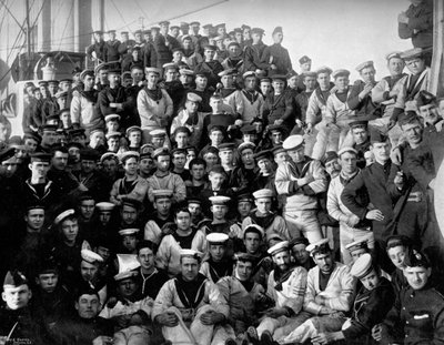 La compañía del crucero de primera clase, HMS Imperieuse, 1896 de Arthur Debenham