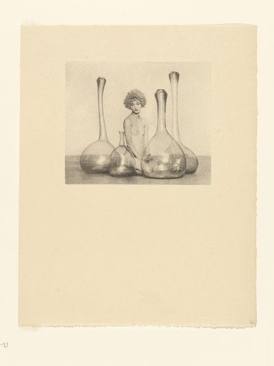 [Desnudo femenino con botellas] de Arthur F. Kales