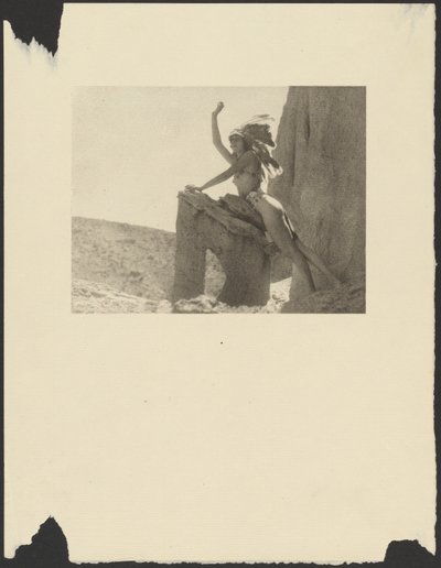 [Mujer vestida de india en el desierto] de Arthur F. Kales