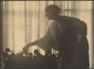 [Mujer cuidando flores dentro de su apartamento] de Arthur F. Kales