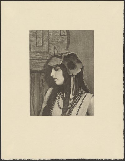[Mujer con atuendo bohemio y gran flor en el pelo] de Arthur F. Kales