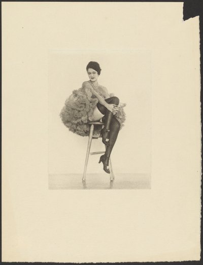 [Mujer disfrazada de Can Can sentada en un taburete] de Arthur F. Kales