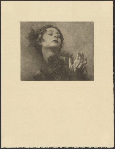 [Mujer con abanico de plumas de pavo real] de Arthur F. Kales