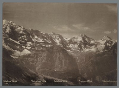 Vista del Silberhorn, el Mittaghorn, el Grosshorn, el Breithorn y el Tschingelhorn en los Alpes berneses Panorama de la cadena Jungfrau (título de la serie) de Arthur Gabler