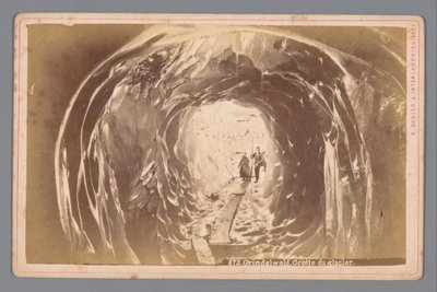 Gente en una cueva en el glaciar de Grindelwald en Suiza Grindelwald. Cueva del Glaciar (título sobre objeto) de Arthur Gabler