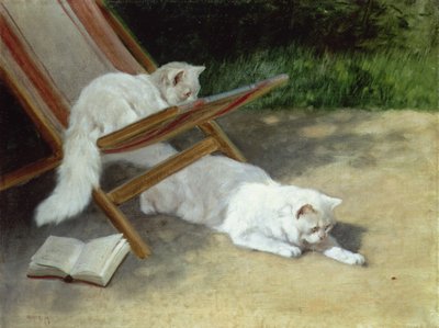 Dos gatos persas blancos con una mariquita junto a una tumbona de Arthur Heyer