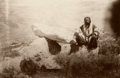 Dolmen y hombre, al oeste de Hesban (Heshban), 1881 de Arthur M. Mantell