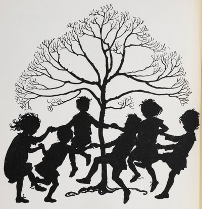 Silueta de niños bailando alrededor de un árbol. de Arthur Rackham