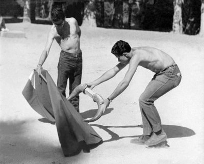Toreros aprendices que se entrenan cada mañana en la Casa de Campo de Madrid para aprender el arte del toreo .(foto) de Artist Unknown