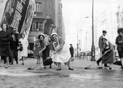 Comadres limpiando la calle Gran Vía, atendiendo a la llamada del Ministerio de Información y Turismo y su campaña para 