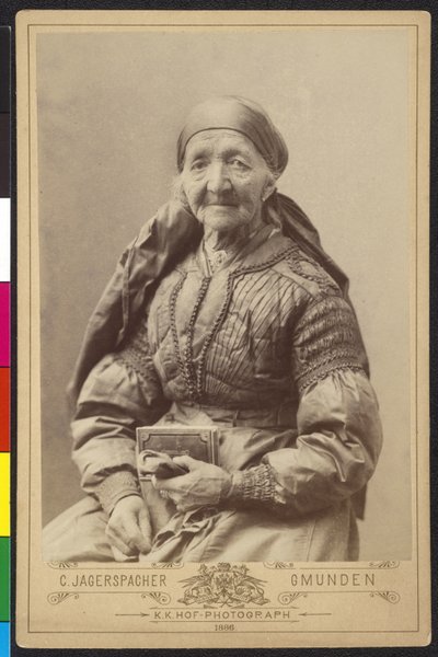 Anciana en librea - Alta Austria de Artist Unknown