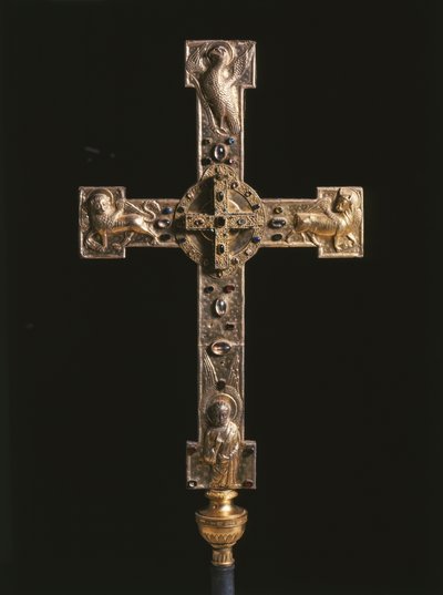 Cruz procesional, en el centro relicario que contiene las reliquias del Sagrado Madero de la Cruz, siglo XIII (técnica mixta) de Artist Unknown