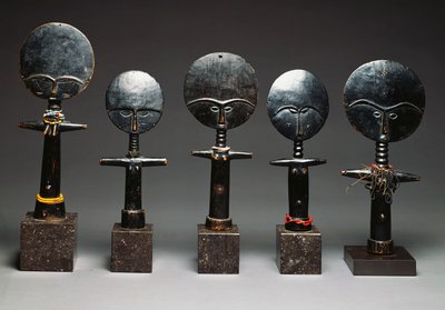 Un grupo de muñecas Ashanti, Akua