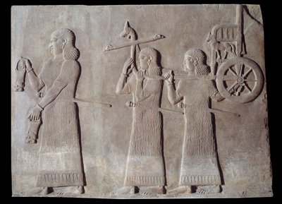 Arte mesopotámico (Asiria): corte del palacio del rey de Asiria Sargón II (721 - 705 a.C.) sirvientes llevando las situlas y el carro del rey. París, Museo del Louvre de Assyrian