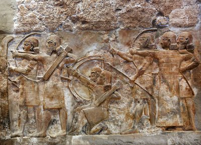 Arqueros del Ejército Asirio Conquistando una Ciudad Fortificada, relieve de Nimrud, c.865 a.C. de Assyrian