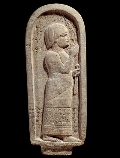 Estela funeraria de basalto de Si Gabbor, sacerdote del dios luna. Epitafio arameo. Siglo VII a.C. De Siria. París, Museo del Louvre de Assyrian