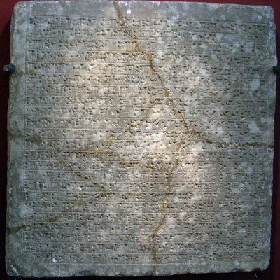 Losa de alabastro grabada con escritura cuneiforme, de la fortaleza de Sargón II (o Sharroukin, rey de Asiria del 722 al 705 a. C.) en Dur Sharrukin (ahora Khorsabad, Irak). Arte asirio, antigüedad, siglo VIII a. Hermitage estatal, San Pedro de Assyrian