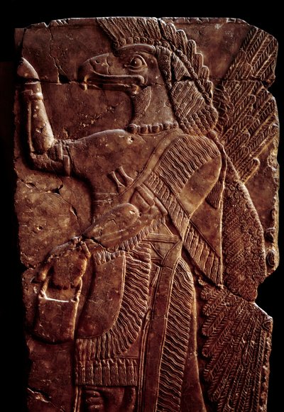 Antigüedades orientales: detalle de un relieve de alabastro que representa un genio protector con cuerpo de hombre y cabeza de águila, del Palacio de Sargón II o Sharroukin, rey de Asiria en Dur-Sharrukin (actual Khorsabad, Irak) de Assyrian