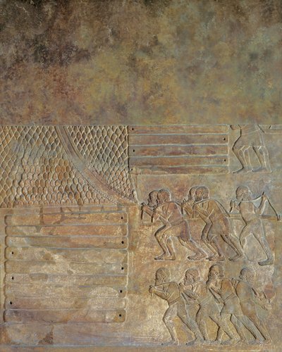 Relieve que representa el acopio de madera en la orilla antes de su transporte por mar, procedente del palacio de Sargón II, Khorsabad, Irak (piedra). de Assyrian