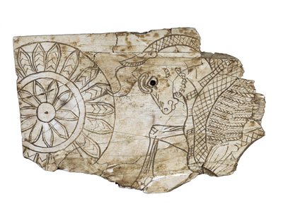 Fragmento de placa que representa un toro alado de Nimrud, Irak, siglo VIII a.C. de Assyrian School