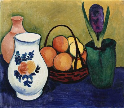 La jarra blanca con flores y frutas de August Macke