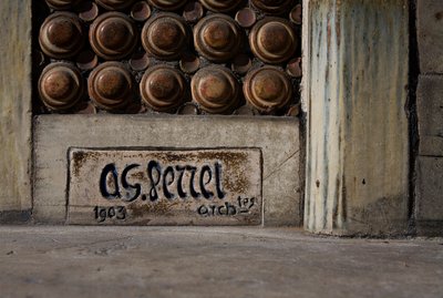 Fachada de una vivienda, detalle con la firma de Auguste Perret