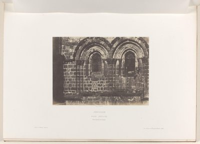 Detalle de la fachada de la Iglesia del Santo Sepulcro, Jerusalén Jerusalén. San Sepulcro. Parte superior de la fachada (título sobre el objeto) de Auguste Salzmann