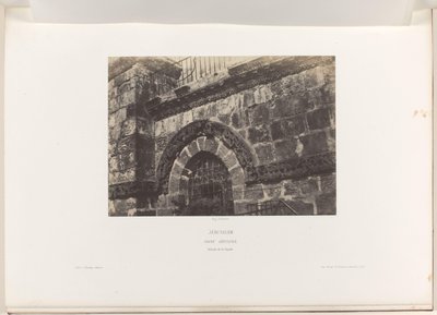 Detalle de una ventana de la Iglesia del Santo Sepulcro, Jerusalén Jerusalén. San Sepulcro. Detalles de la fachada (título sobre objeto) de Auguste Salzmann