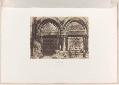 Portal principal de la Iglesia del Santo Sepulcro, Jerusalén Jerusalén. San Sepulcro. Entrada principal (título sobre el objeto) de Auguste Salzmann