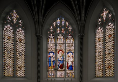 Ventana del ábside con San Juan Bautista, Virgen y Niño, y San Juan Evangelista de Augustus Welby Northmore Pugin