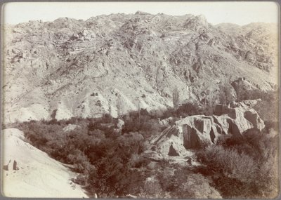 Ridge con santuarios budistas en ruinas en el huerto de Wang en Ara-tam, Hami, China de Aurel Stein