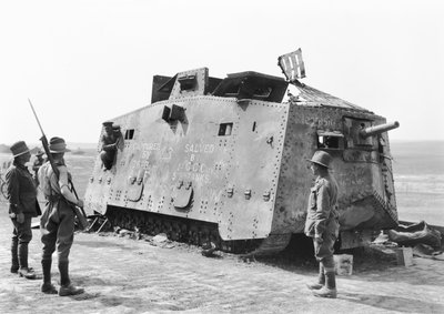 Un tanque alemán capturado por el 26º Batallón en Monument Wood cerca de Villers-Bretonneux el 14 de julio de 1918 y posteriormente recuperado para el Museo de Guerra Australiano por la 5ª Brigada Británica de Tanques, 4 de agosto de Australian Photographer