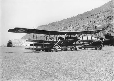 Un avión Handley-Page 0400 con algunos aviones Bristol Fighter en el aeródromo del Cuerpo de Aviación Australiano en Haifa. El Capitán Ross Macpherson Smith frecuentemente pilotaba este avión, 1918 de Australian Photographer